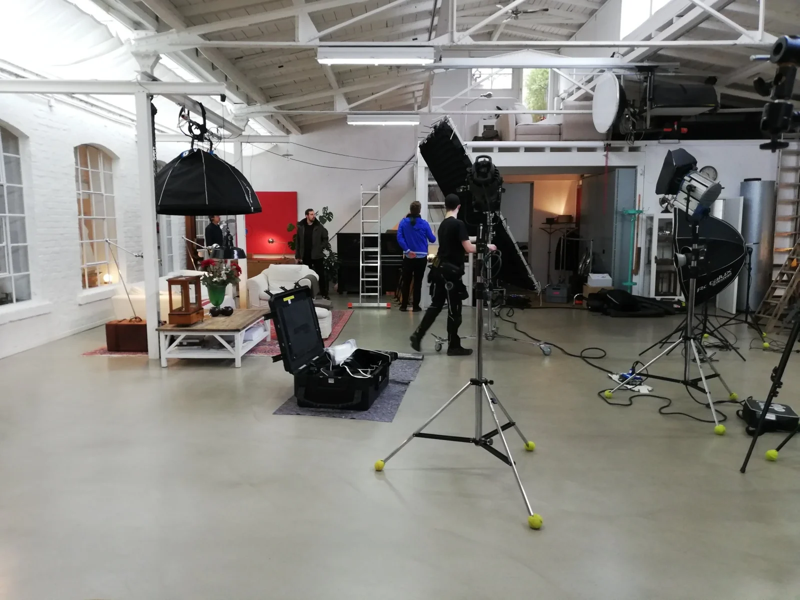 Filmset-Aufbau am Drehtag, Lichtsetzung und Kameraposition für ein Interview-Setup